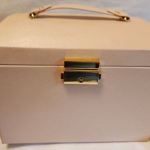 Portable jewelry box